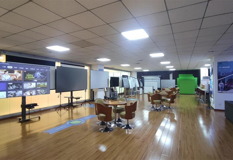 Why Choosing a Professional Projector Screen Manufacturer Matters for Your Bright Room